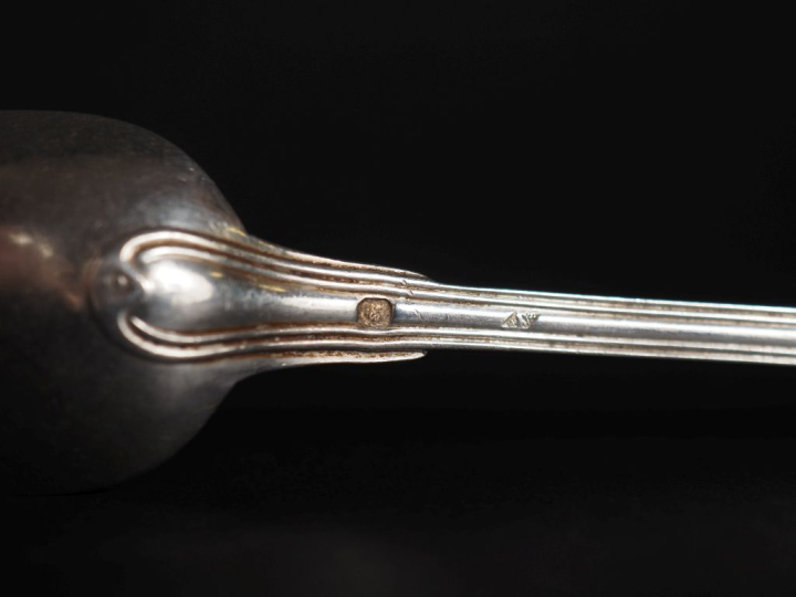 24 petites cuillères en argent, poinçon Minerve, modèles dépareillés O