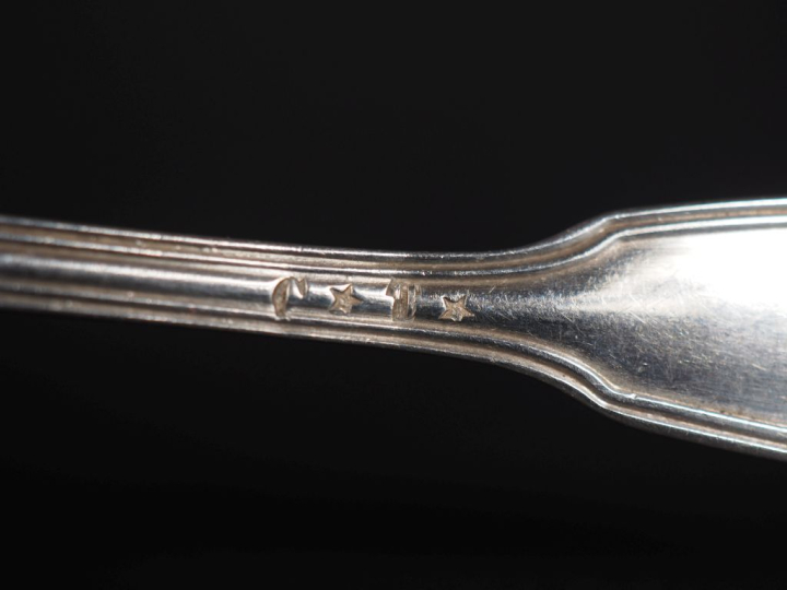 24 petites cuillères en argent, poinçon Minerve, modèles dépareillés O