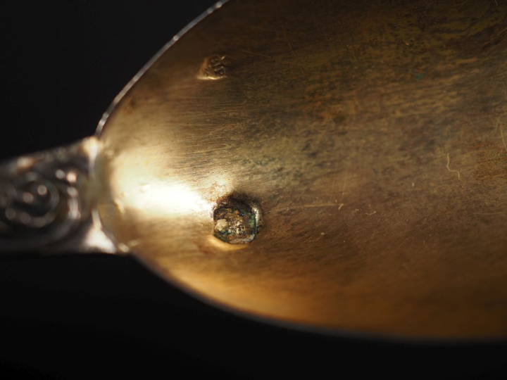 24 petites cuillères en argent, poinçon Minerve, modèles dépareillés O