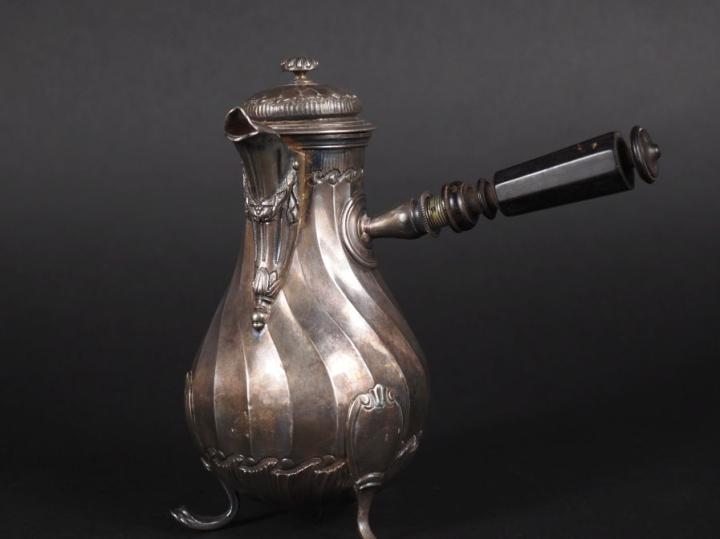 Verseuse tripode de style Louis XV en argent, poinçon Minerve, décor d