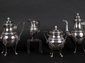 Vente aux enchères Service quatre pièces en argent, poinçon Minerve, de style Empire, à d