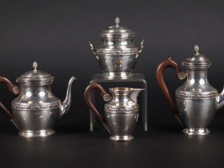 Service égoiste quatre pièces de style Louis XVI en argent, poinçon Mi