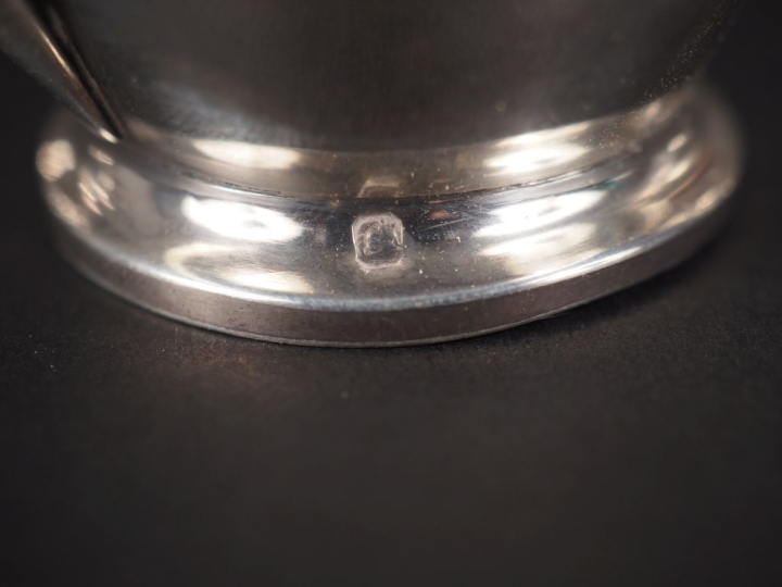 Service égoiste quatre pièces de style Louis XVI en argent, poinçon Mi