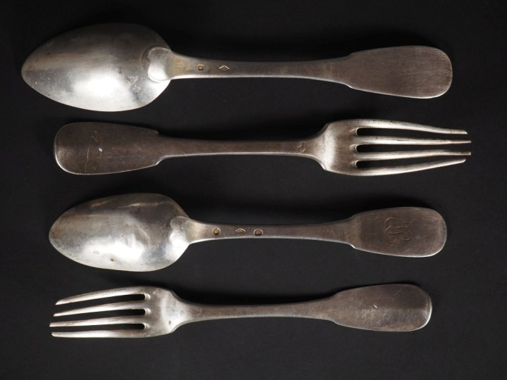 Deux différents couverts en argent, modèle uniplat, poinçon Vieillard 