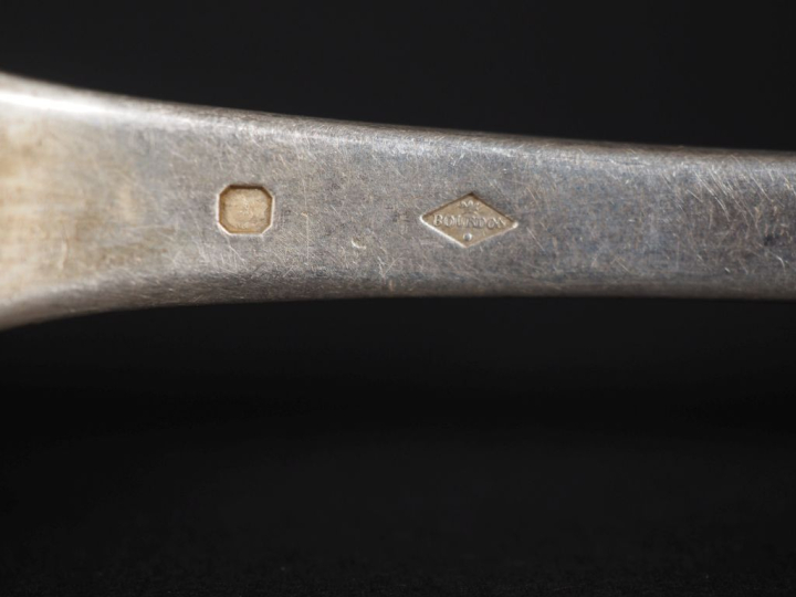 Deux différents couverts en argent, modèle uniplat, poinçon Vieillard 