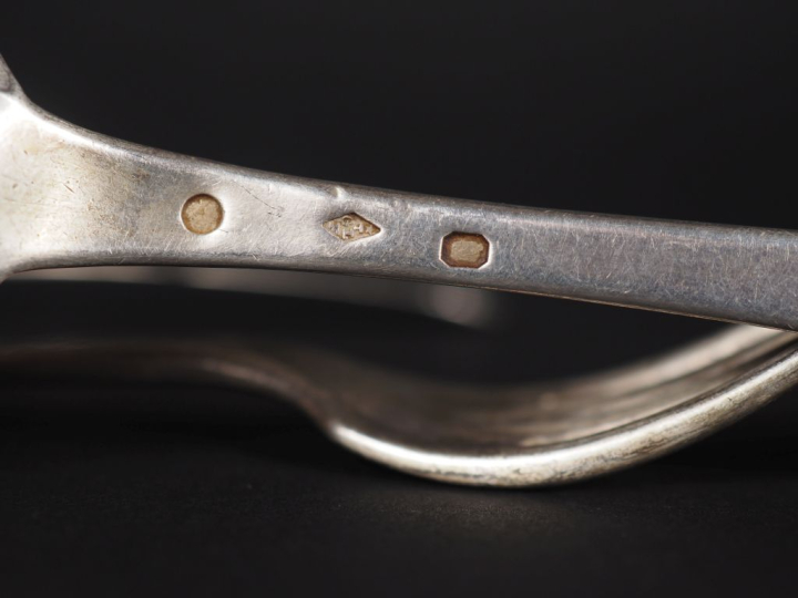 Deux différents couverts en argent, modèle uniplat, poinçon Vieillard 