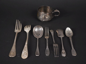 Vente aux enchères Lot comprenant :  Tasse à thé Napoléon III en argent, poinçon Minerve 