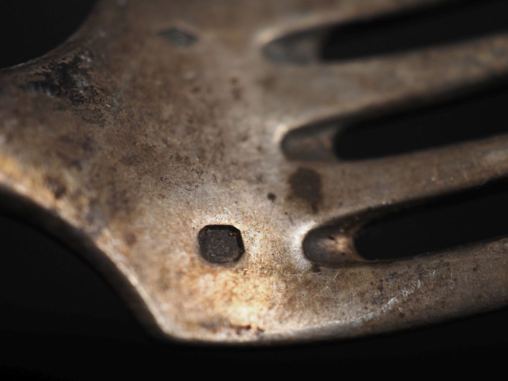 Lot comprenant :  Tasse à thé Napoléon III en argent, poinçon Minerve 