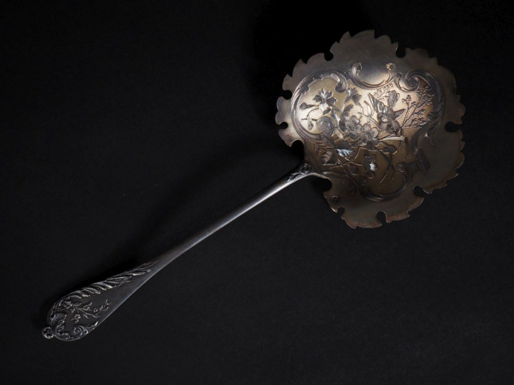 Pelle à fraise en argent et vermeil, poinçon Minerve, décor gravé d'oi