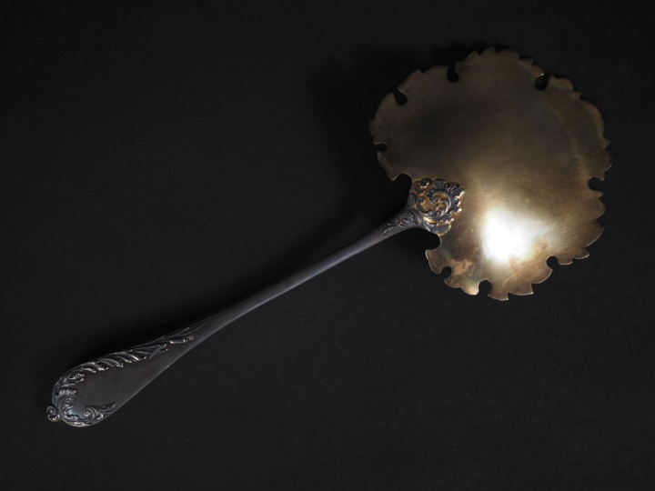 Pelle à fraise en argent et vermeil, poinçon Minerve, décor gravé d'oi