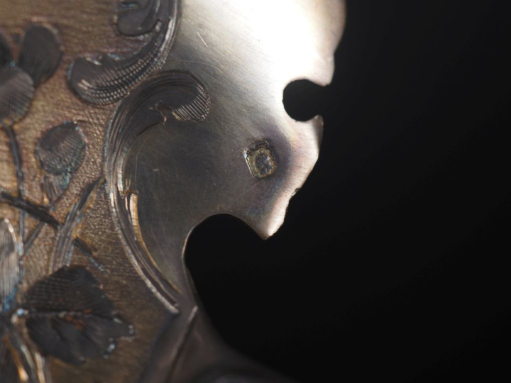 Pelle à fraise en argent et vermeil, poinçon Minerve, décor gravé d'oi