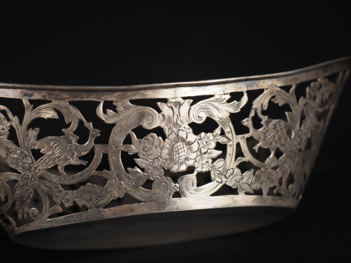 Petite corbeille en argent ajouré et gravéee, travail étranger Poids :