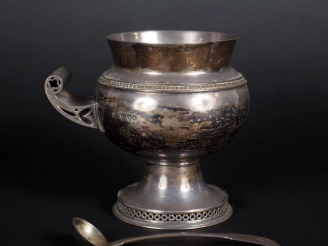 Vente aux enchères Sucrier et une cuillère en argent anglais, anse gravée et ajourée, pié