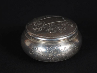 Vente aux enchères Boite à pilules en argent à décor gravé de fleurs. Poids : 25 g   