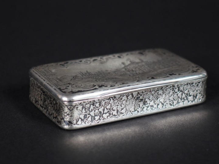 Tabatière en argent, poinçon Minerve (objet autrefois niellé), à décor