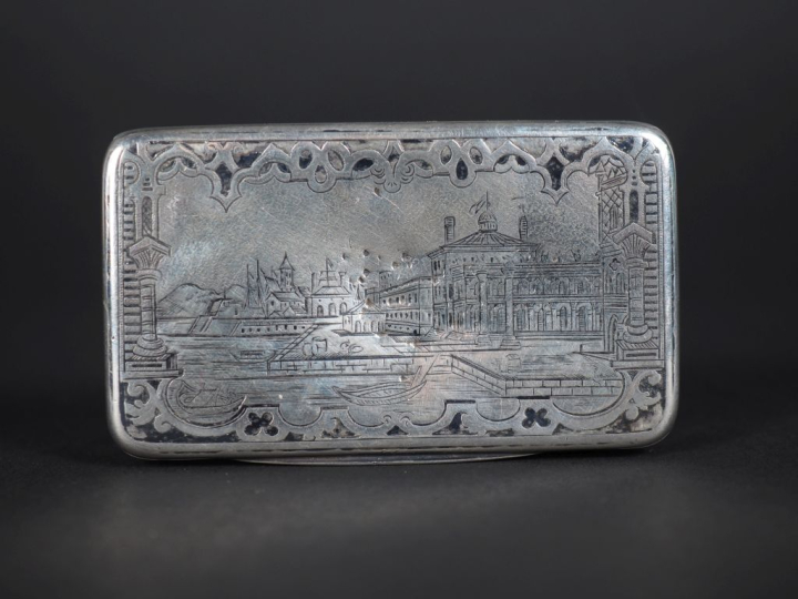 Tabatière en argent, poinçon Minerve (objet autrefois niellé), à décor