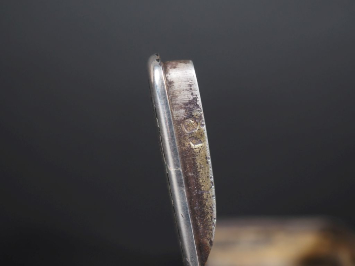 Tabatière en argent, poinçon Minerve (objet autrefois niellé), à décor