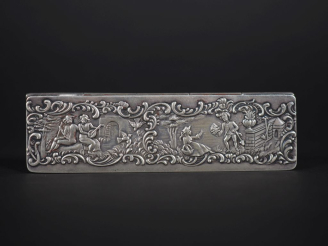 Vente aux enchères Boite rectangulaire en argent, à décor sur le couvercle de scène galan