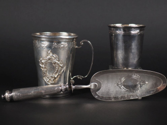 Vente aux enchères Tasse en argent de style Rocaille à décor de cartouche monogrammé Poid