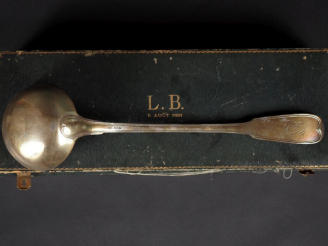 Vente aux enchères Louche en argent, poinçon au premier coq, modèle à filet monogrammé da