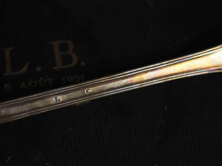 Louche en argent, poinçon au premier coq, modèle à filet monogrammé da