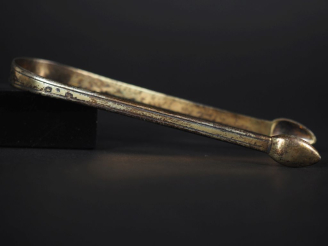 Vente aux enchères Pince à sucre en vermeil, poinçon au premier coq Poids : 25 g   