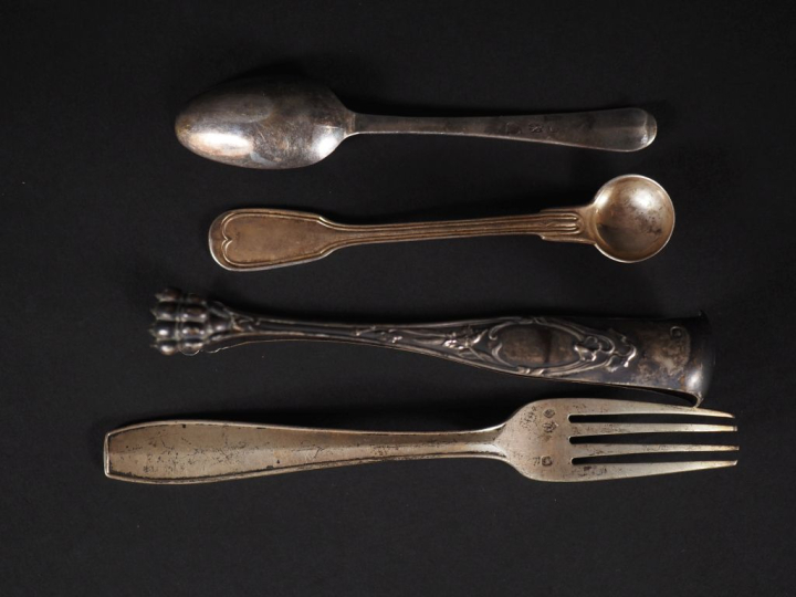 Lot comprenant :  Pince à sucre Napoléon III de style Louis XVI en arg