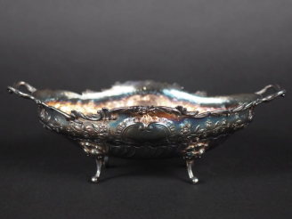 Vente aux enchères Coupe oblongue de style Rocaille en argent, à décor de fleurs et de ro