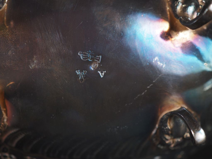 Coupe oblongue de style Rocaille en argent, à décor de fleurs et de ro