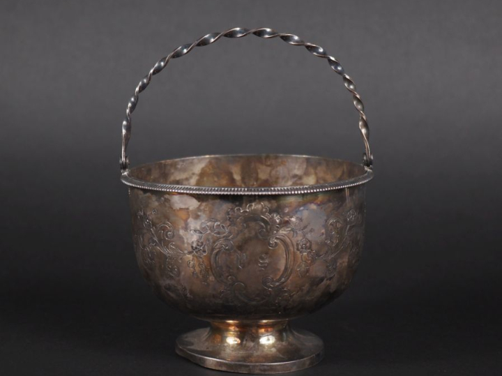 Coupe à anse en argent, poinçon Minerve, décor de guirlandes, de feuil