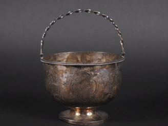 Vente aux enchères Coupe à anse en argent, poinçon Minerve, décor de guirlandes, de feuil