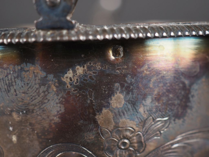 Coupe à anse en argent, poinçon Minerve, décor de guirlandes, de feuil