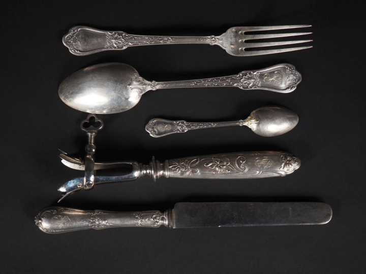 11 grands couverts en argent, poinçon Minerve de style Rocaille à déco