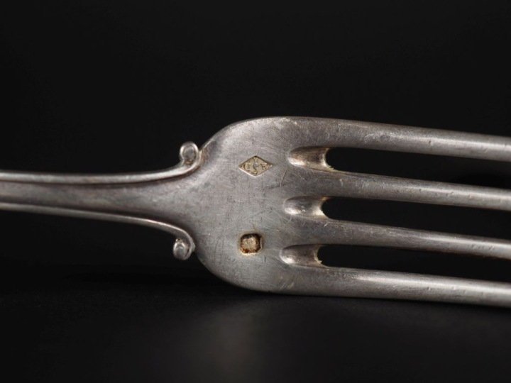 6 couverts à entremets Art Déco en argent, poinçon Minerve  On y joint