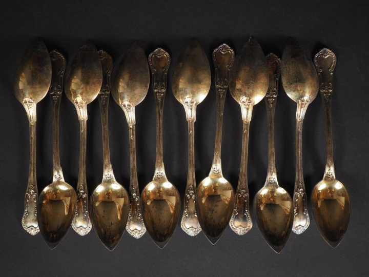 12 cuillères à café en vermeil, poinçon Minerve, de style Rocaille Poi