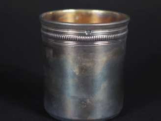 Vente aux enchères Timbale en argent, poinçon Minerve  frise de godrons Poids : 41 g dans