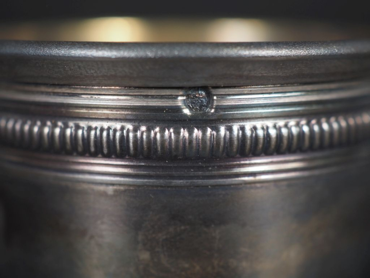 Timbale en argent, poinçon Minerve  frise de godrons Poids : 41 g dans