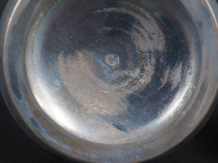 Timbale en argent, poinçon Minerve  frise de godrons Poids : 41 g dans