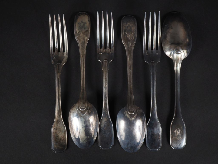 3 couverts en argent, poinçon Minerve, modèle à filet, monogrammé Poid