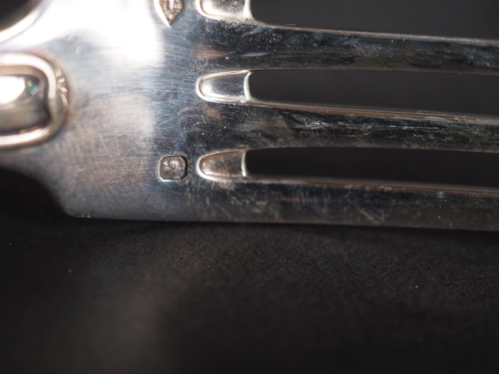 3 couverts en argent, poinçon Minerve, modèle à filet, monogrammé Poid