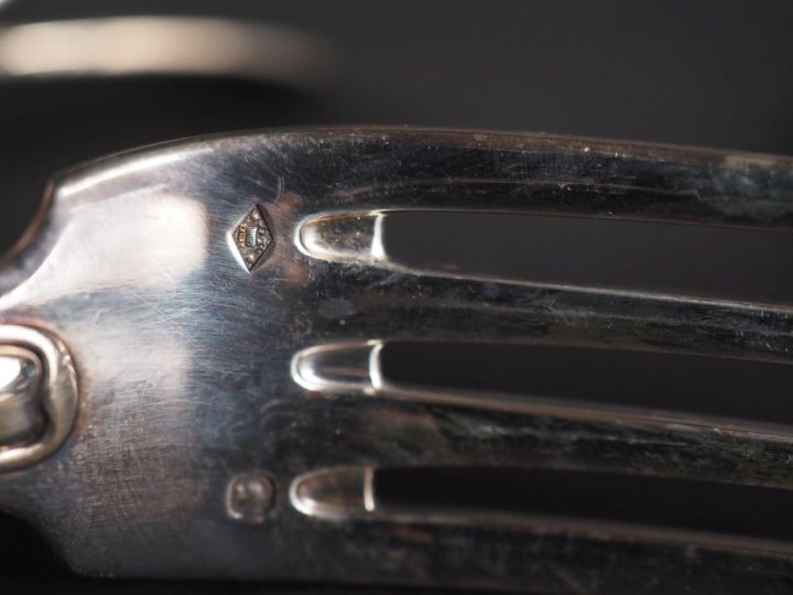 3 couverts en argent, poinçon Minerve, modèle à filet, monogrammé Poid