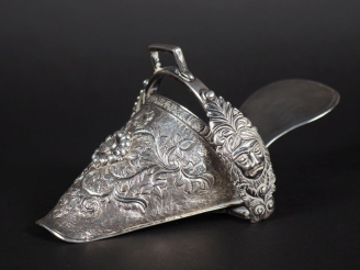 Vente aux enchères Porte bouquet en argent étranger en forme de soulier à décor de fleurs