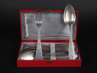 Vente aux enchères 5 couverts et une fourchette en argent, modèle à filet, travail étrang