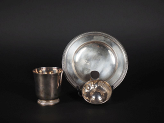 Vente aux enchères Lot comprenant :  Timbale en argent, poinçon Minerve, piédouche à godr