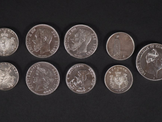 Vente aux enchères Ensemble comprenant :  - deux pièces de 5 Francs belge en argent, 1868