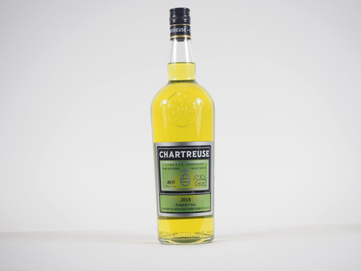 1 BOUTEILLE (1L) CHARTREUSE JAUNE EPISCOPALE "FOUS DE CHARTREUSE" - 20
