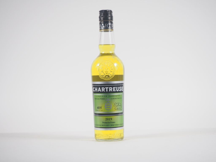 1 BOUTEILLE (50 CL) CHARTREUSE JAUNE EPISCOPALE "FOUS DE CHARTREUSE" -