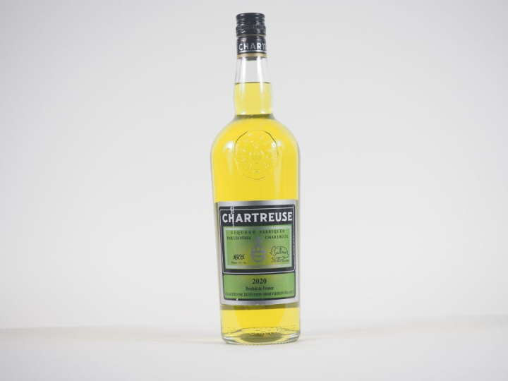 1 BOUTEILLE (1 L) CHARTREUSE JAUNE ÉPISCOPALE "FOUS DE CHARTREUSE" - 2