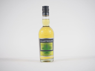 Vente aux enchères 1 BOUTEILLE (35 CL) CHARTREUSE JAUNE EPISCOPALE "FOUS DE CHARTREUSE" -