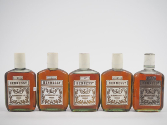 Vente aux enchères 5 VIEUX FLACONS (35 CL) COGNAC HENNESSY "BRAS ARMÉ"